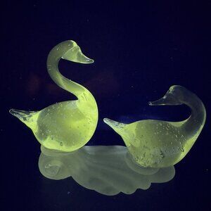 1980s Clear Swan Duck Figurine On Frosted Base Manganese 365nm Green UV Glow VTG